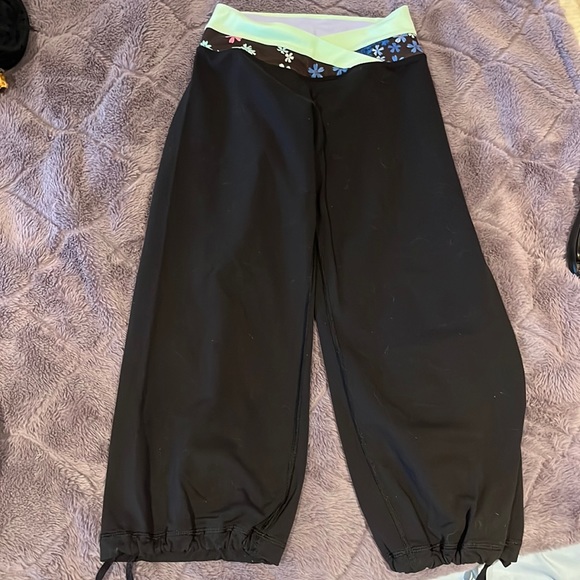 Lululemon Cropped Yoga Pants - Picture 2 of 3